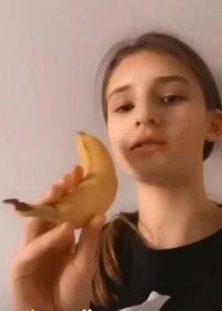 Adolescente Rubia Hace De Todo Con Esa Banana 12