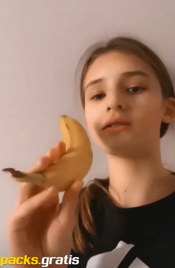 Adolescente Rubia Hace De Todo Con Esa Banana 10