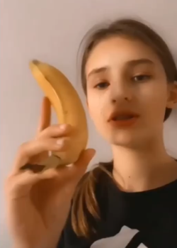 Espera, así no se come la banana no la metas por allí.!! 12