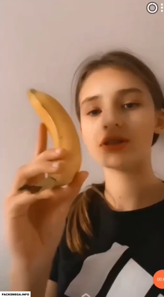 Espera, así no se come la banana no la metas por allí.!! 6