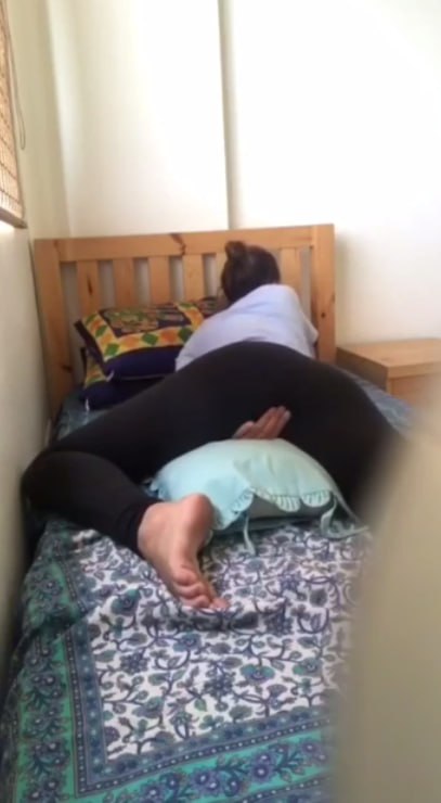 Mi sobrina se frota la concha con la almohada + VIDEO 4