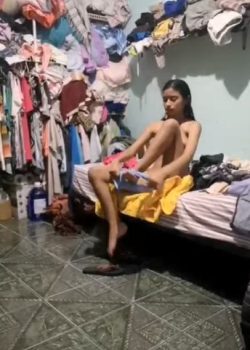 cámara escondida graba a la hermana desnuda y pasa video. 21