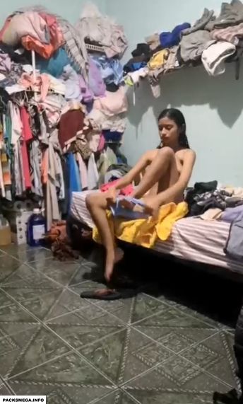 cámara escondida graba a la hermana desnuda y pasa video. 13