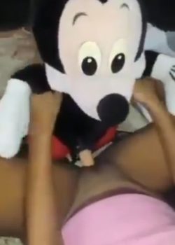 El Mickey esta muy feliz de complacer a su pequeña morra. 9