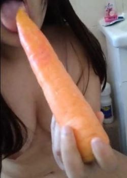 La morra prueba la zanahoria en la panocha y se graba hasta dentro. 4