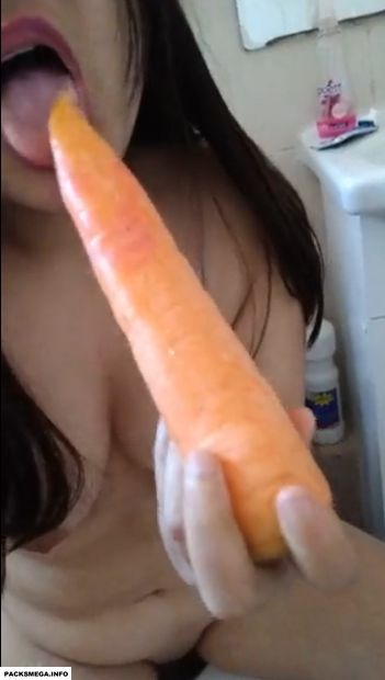 La morra prueba la zanahoria en la panocha y se graba hasta dentro. 13